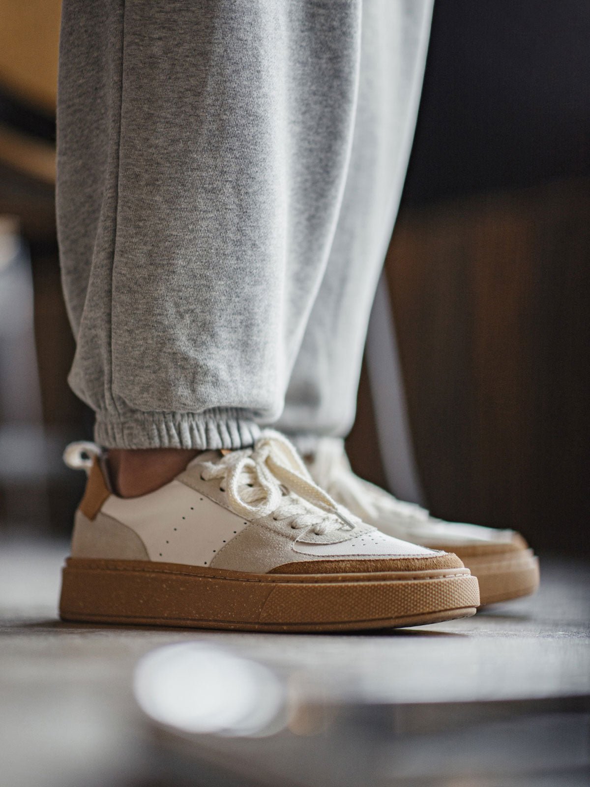 製品画像: サンドストーンカラースニーカー*シティ限定モデル
詳細画像: コルクの質感を持つラバーソールとブロックステッチのディテール