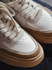 製品画像: サンドストーンカラースニーカー*シティ限定モデル
詳細画像: コルクの質感を持つラバーソールとブロックステッチのディテール