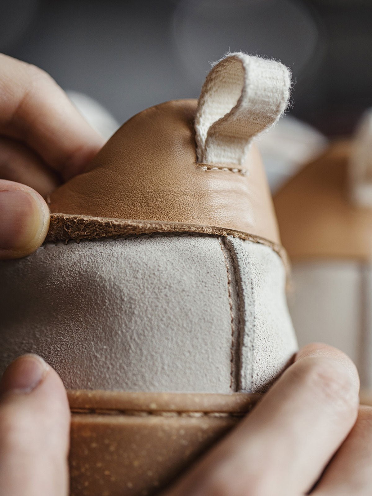 製品画像: サンドストーンカラースニーカー*シティ限定モデル
詳細画像: コルクの質感を持つラバーソールとブロックステッチのディテール