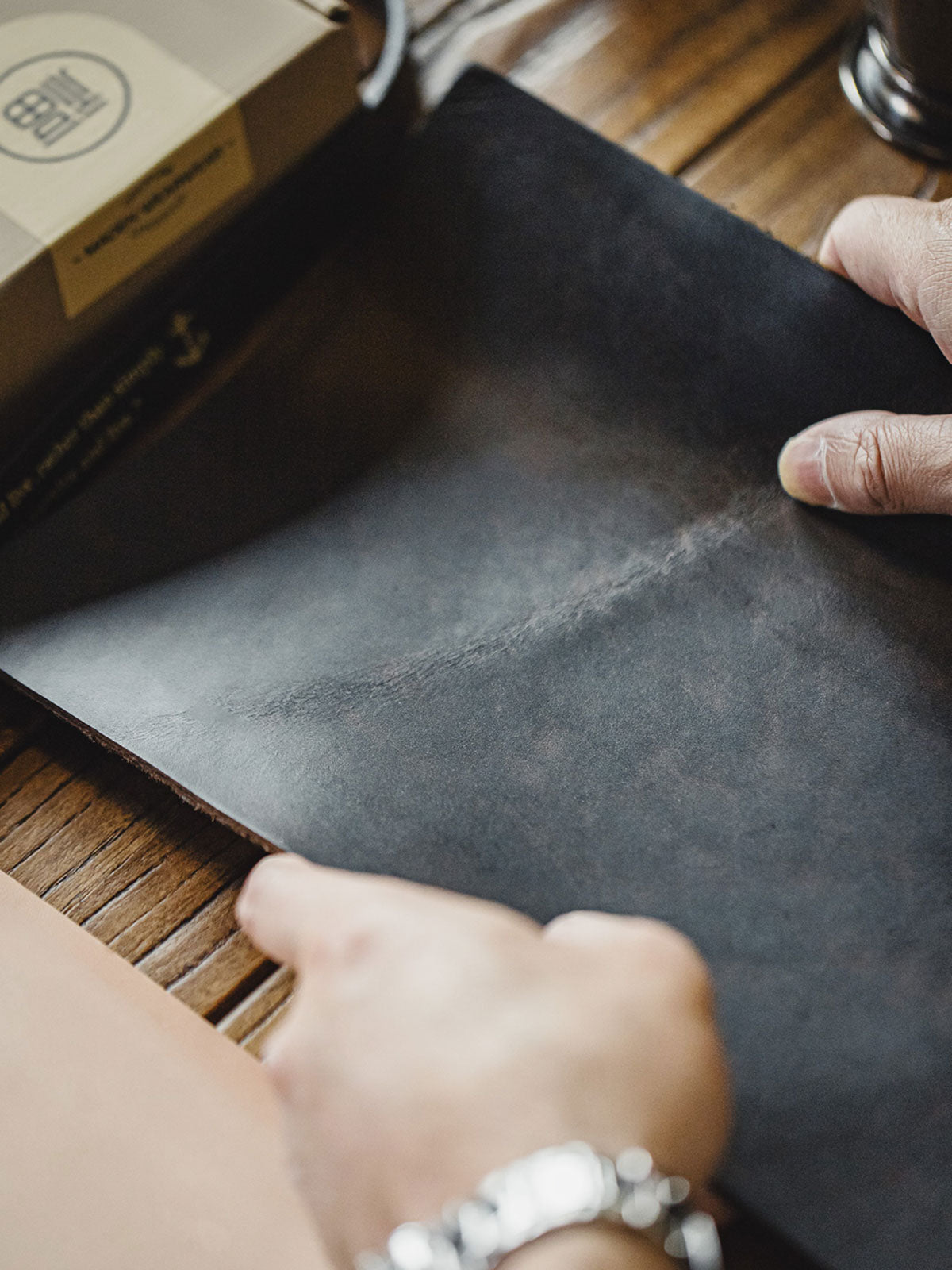 詳細画像:ベルトのアンティークシルバーピンバックルとステッチのディテール図