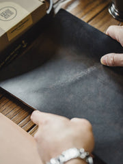 詳細画像:ベルトのアンティークシルバーピンバックルとステッチのディテール図