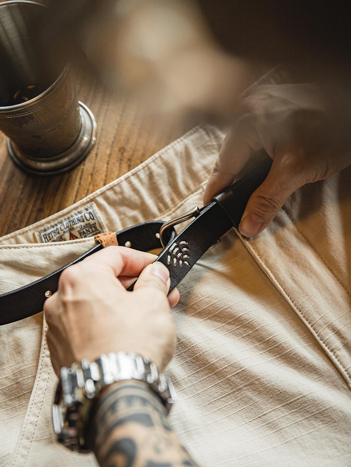 詳細画像:ベルトのアンティークシルバーピンバックルとステッチのディテール図