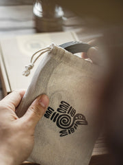 詳細画像:ベルトのアンティークシルバーピンバックルとステッチのディテール図