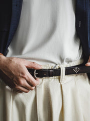 モデル画像:モデルが黒の一層牛革レトロベルトを着用した図