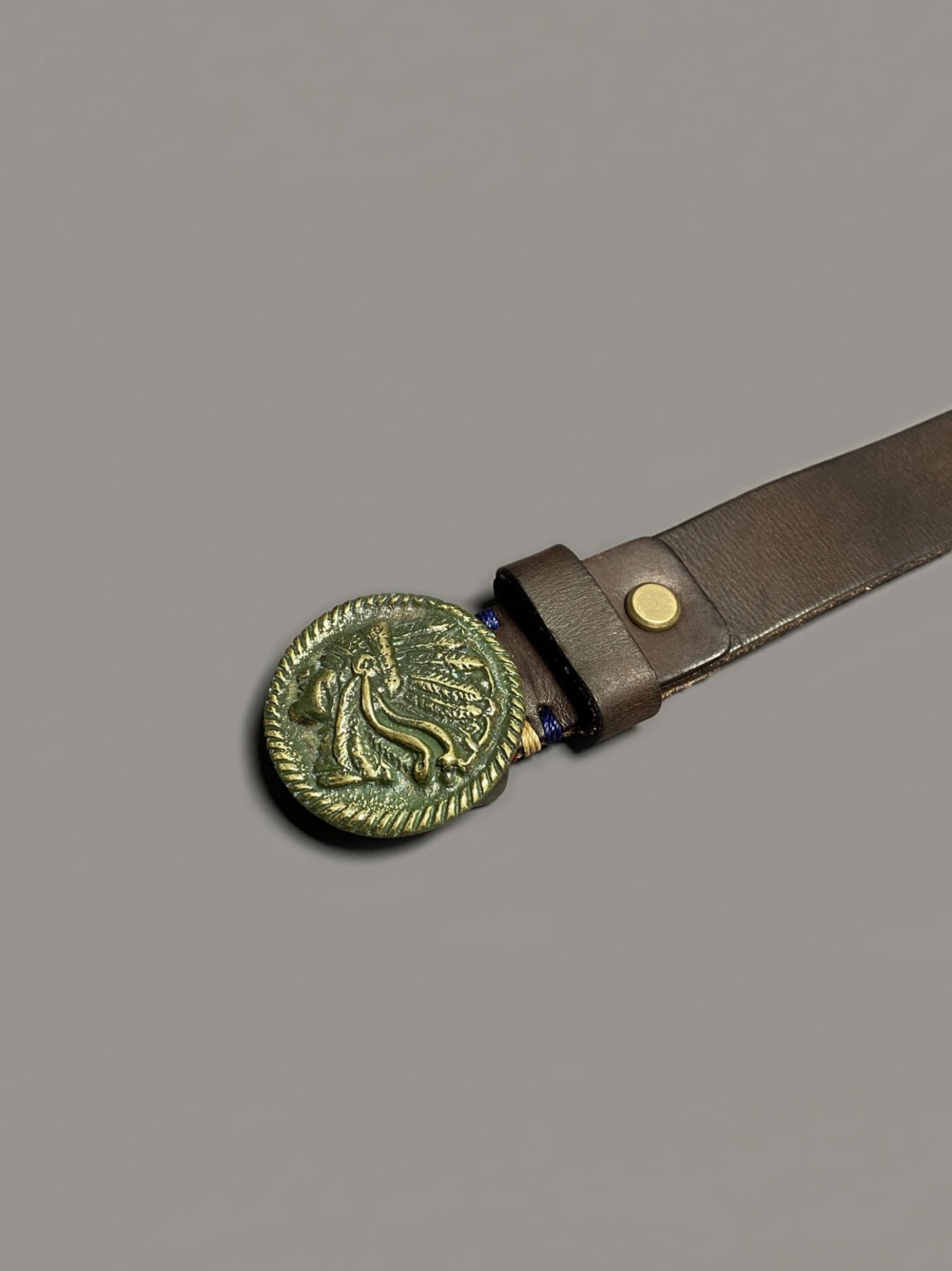 ベルトの純銅バックルの詳細クローズアップ