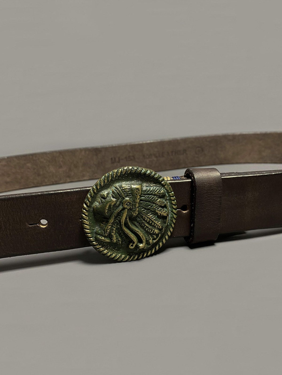 ベルトの純銅バックルの詳細クローズアップ