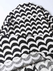 リネンシャツの細かな波状パターンのクローズアップ。黒と白のコントラストが特徴で、精緻な縫製技術を見せる。