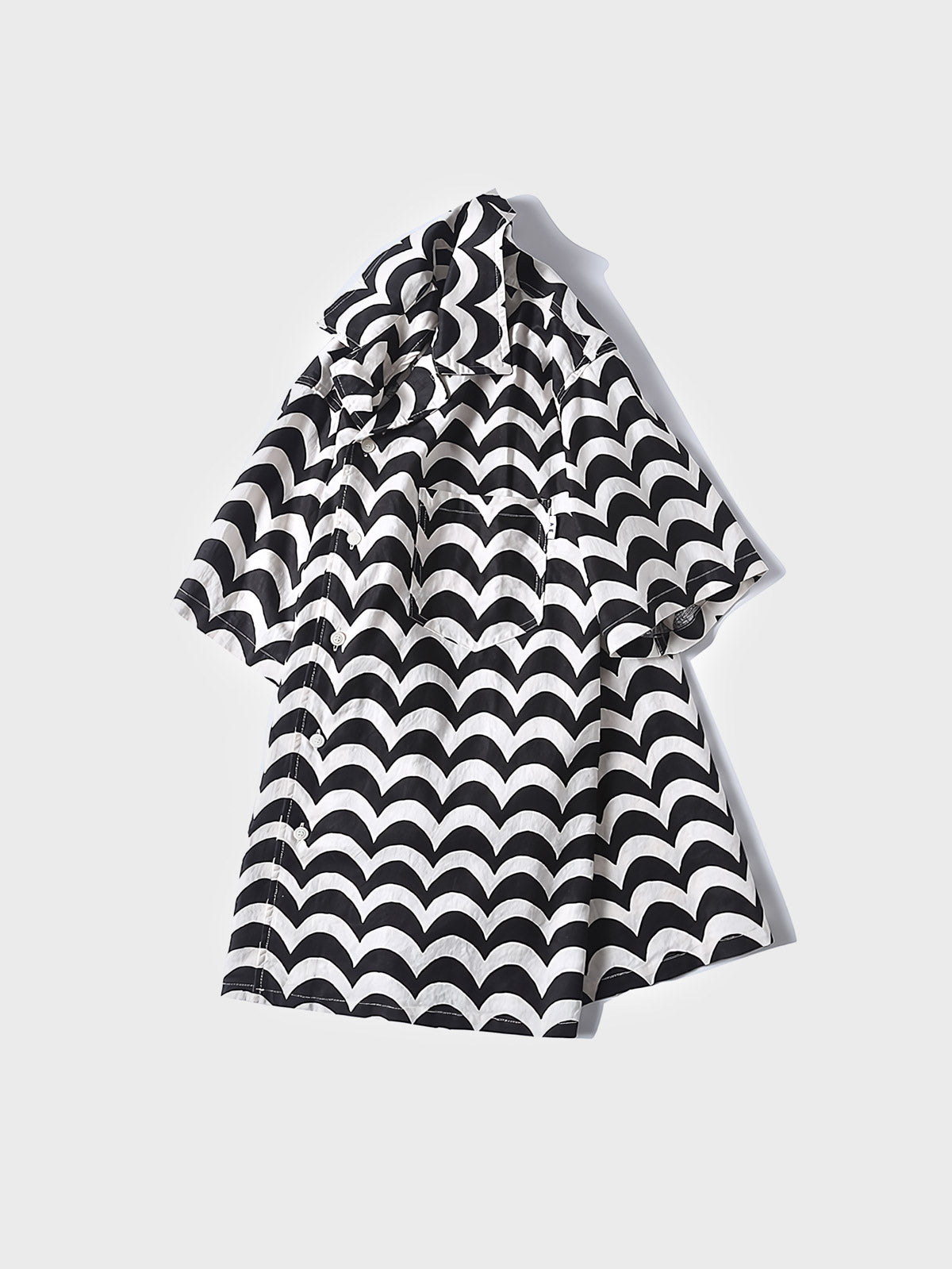 キューバカラーの半袖リネンシャツ、黒と白の波状パターン。リラックスフィットで、暑い季節に理想的な着心地を実現。