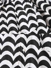 リネンシャツの細かな波状パターンのクローズアップ。黒と白のコントラストが特徴で、精緻な縫製技術を見せる。