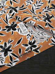 シャツのプラントプリントディテールとナチュラルココナッツシェルボタン