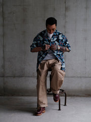 モデルが着用したキリン柄ハワイアンプリントシャツの全体的なスタイリング