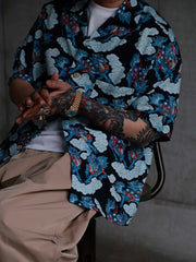 モデルが着用したキリン柄ハワイアンプリントシャツの全体的なスタイリング