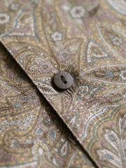 シャツのペイズリー柄生地とココナッツシェルボタンのディテール