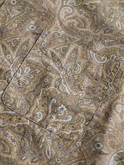 シャツのペイズリー柄生地とココナッツシェルボタンのディテール