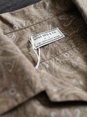 シャツのペイズリー柄生地とココナッツシェルボタンのディテール