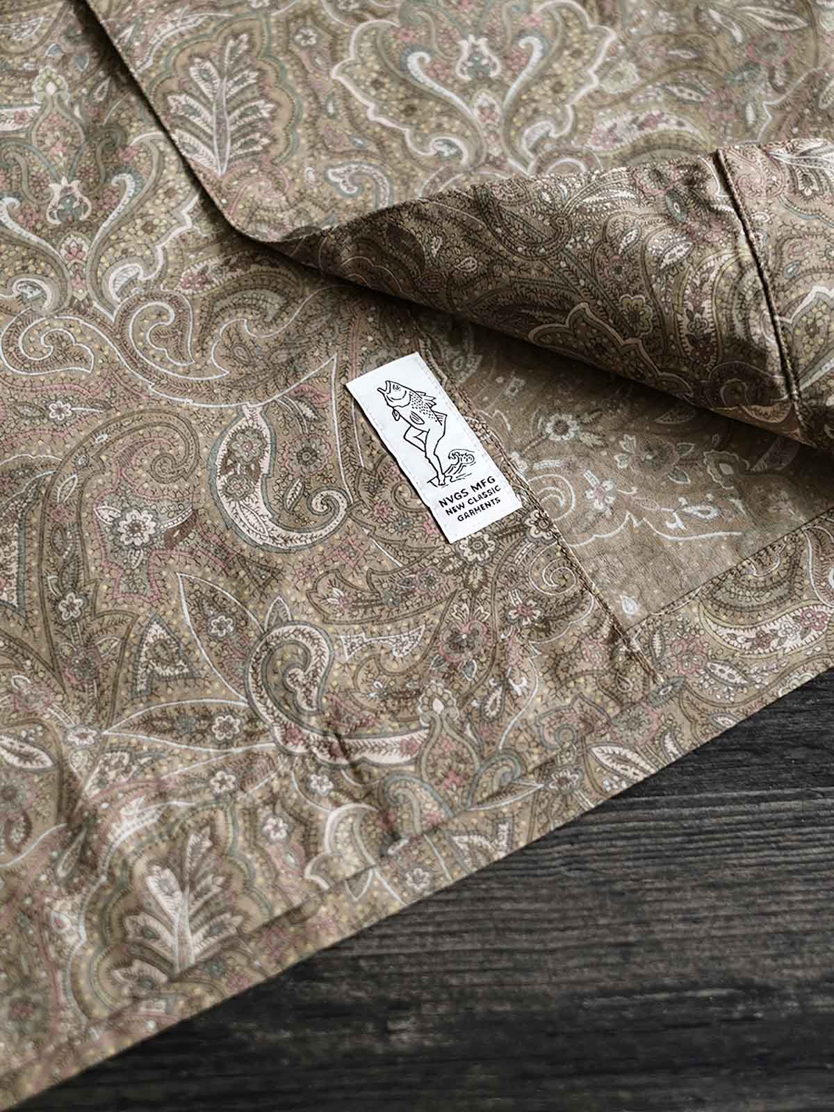 シャツのペイズリー柄生地とココナッツシェルボタンのディテール