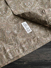 シャツのペイズリー柄生地とココナッツシェルボタンのディテール