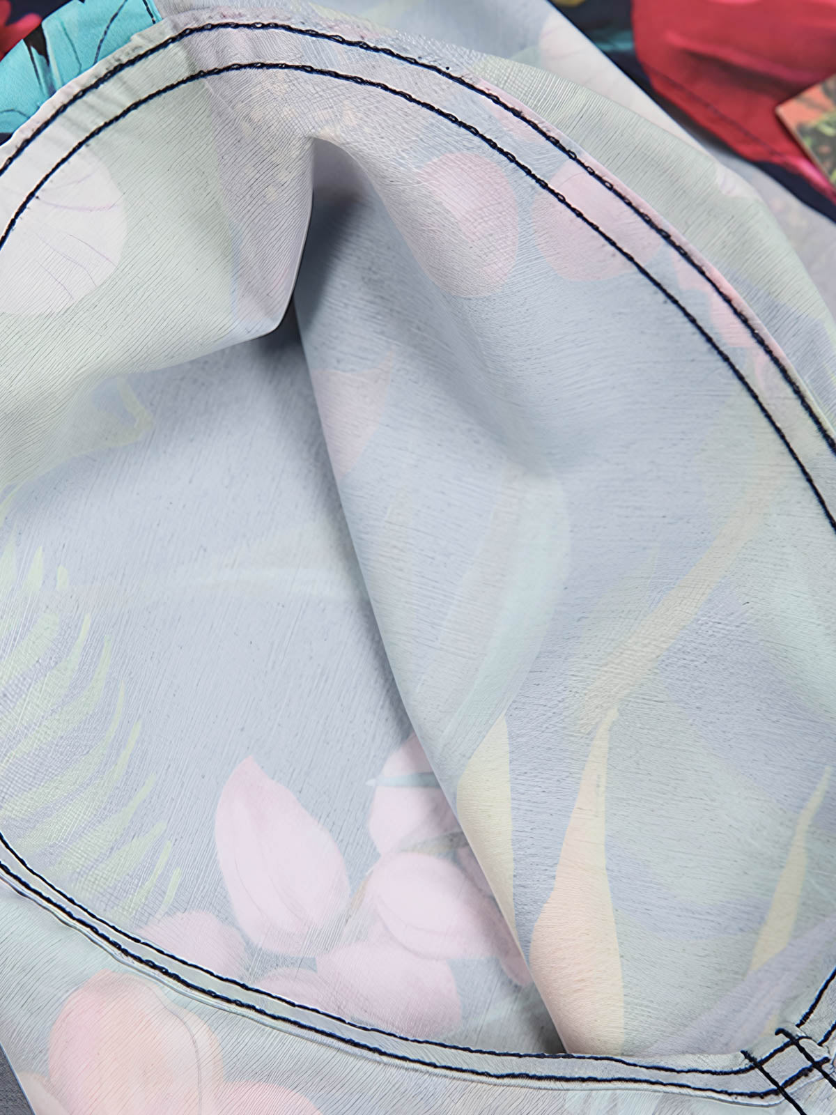 コチョウランプリントハワイアンシャツの細部展示、ボタンとプリントを含む