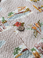 シャツのアイランド柄と天然ココナッツボタンのクローズアップ