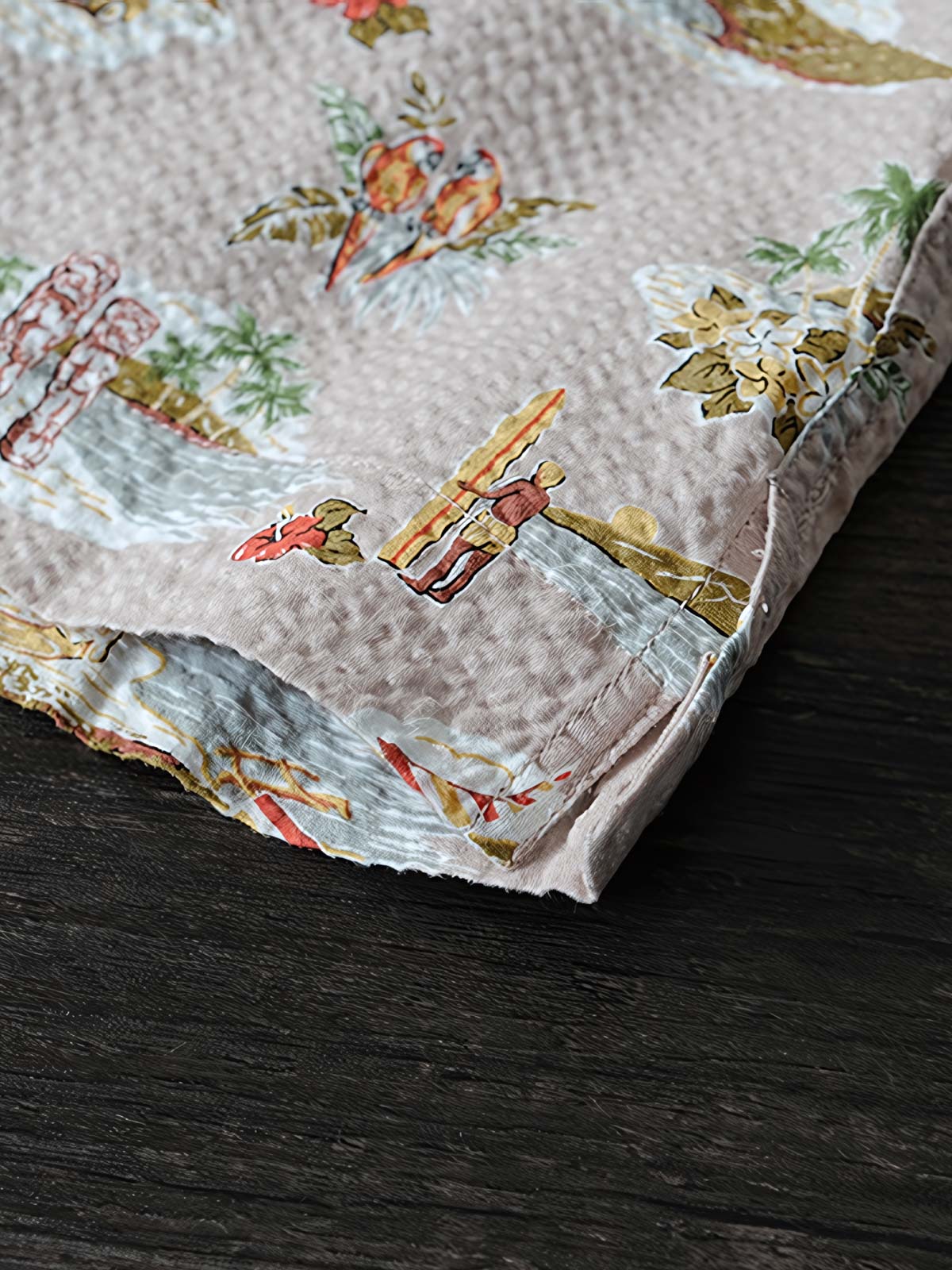 シャツのアイランド柄と天然ココナッツボタンのクローズアップ