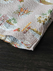 シャツのアイランド柄と天然ココナッツボタンのクローズアップ