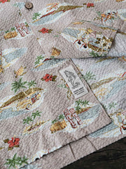 シャツのアイランド柄と天然ココナッツボタンのクローズアップ