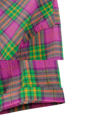 ウォッシュドチェック柄シャツのクローズアップ、細かなステッチとクラシックな襟が特徴。