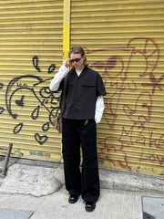 モデルが着用したエンザイムウォッシュ加工のアメリカンキューバカラーワークポケット付きショートスリーブシャツ