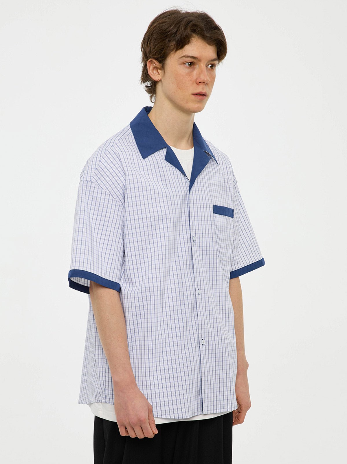 モデルが着用するヴィンテージコントラストカラーのキューバンカラー チェックシャツ