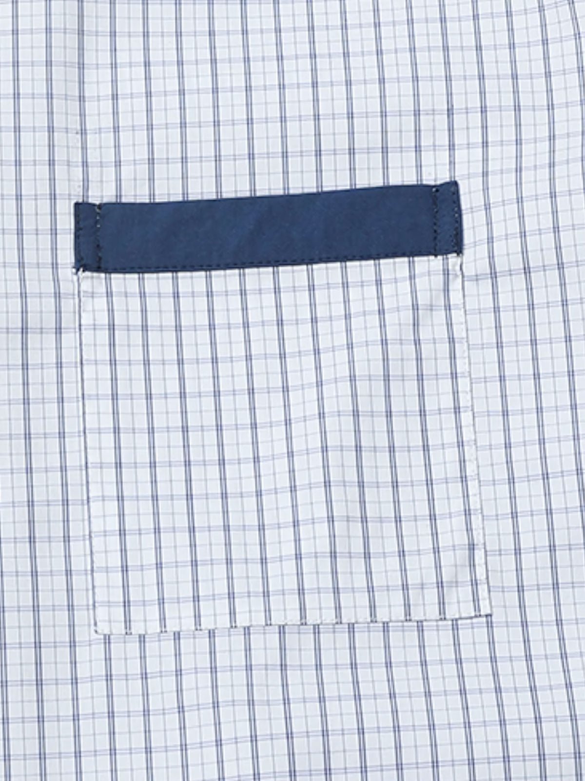 襟と袖口のコントラストカラーディテール特写