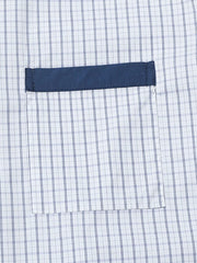 襟と袖口のコントラストカラーディテール特写