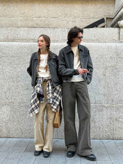 モデルが着用するエンザイムウォッシュツイルワイドストレートワークパンツ