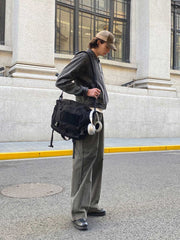 モデルが着用するエンザイムウォッシュツイルワイドストレートワークパンツ