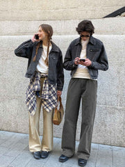 モデルが着用するエンザイムウォッシュツイルワイドストレートワークパンツ