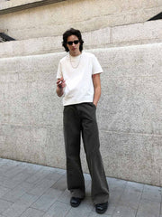 モデルが着用するエンザイムウォッシュツイルワイドストレートワークパンツ