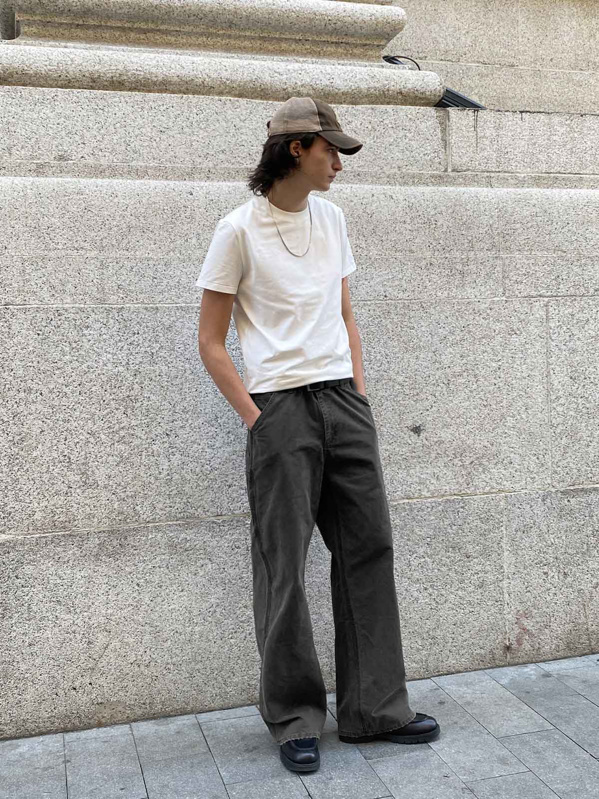 モデルが着用するエンザイムウォッシュツイルワイドストレートワークパンツ