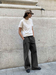 モデルが着用するエンザイムウォッシュツイルワイドストレートワークパンツ