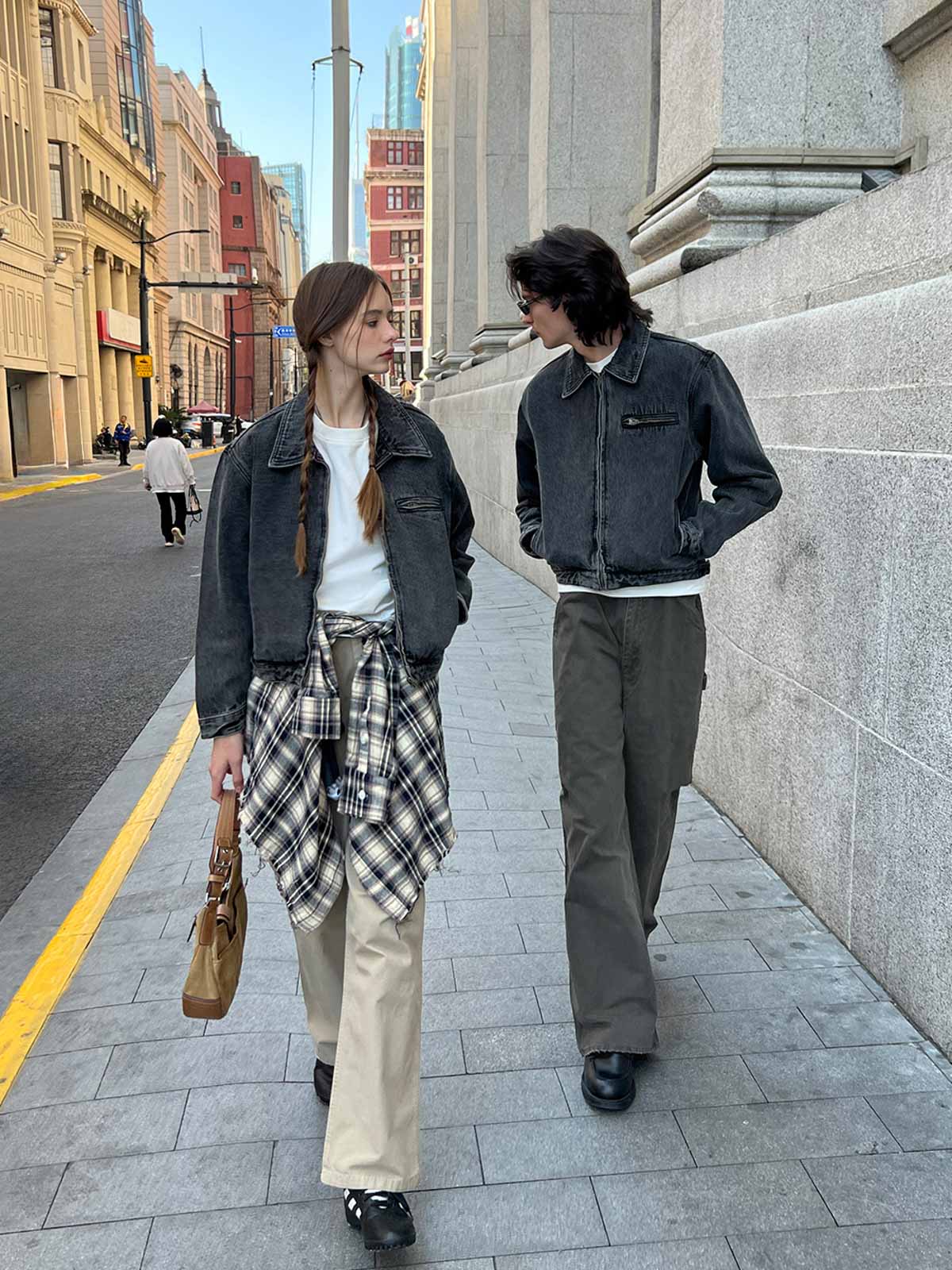 モデルが着用するエンザイムウォッシュツイルワイドストレートワークパンツ