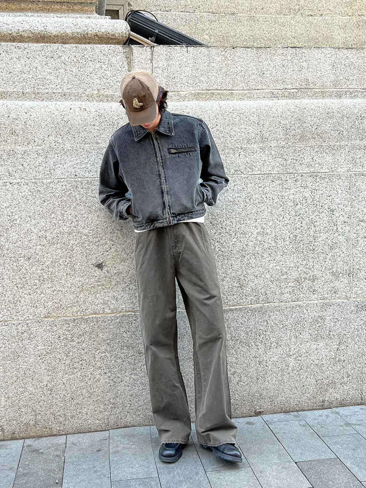 モデルが着用するエンザイムウォッシュツイルワイドストレートワークパンツ