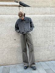 モデルが着用するエンザイムウォッシュツイルワイドストレートワークパンツ