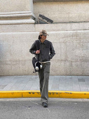 モデルが着用するエンザイムウォッシュツイルワイドストレートワークパンツ