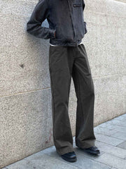 モデルが着用するエンザイムウォッシュツイルワイドストレートワークパンツ