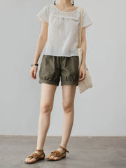 モデル画像: モデルが着用するフレンチレトロなスクエアネック レースショート丈 コットンブラウスの着用効果