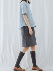 モデルがピーターパンカラーリネン半袖シャツを着用し、春夏のレトロスタイルを披露