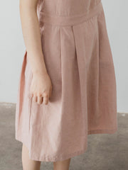 モデルがベーシックラウンドネックワンピースを着用し、多様な場面での着こなしを展示