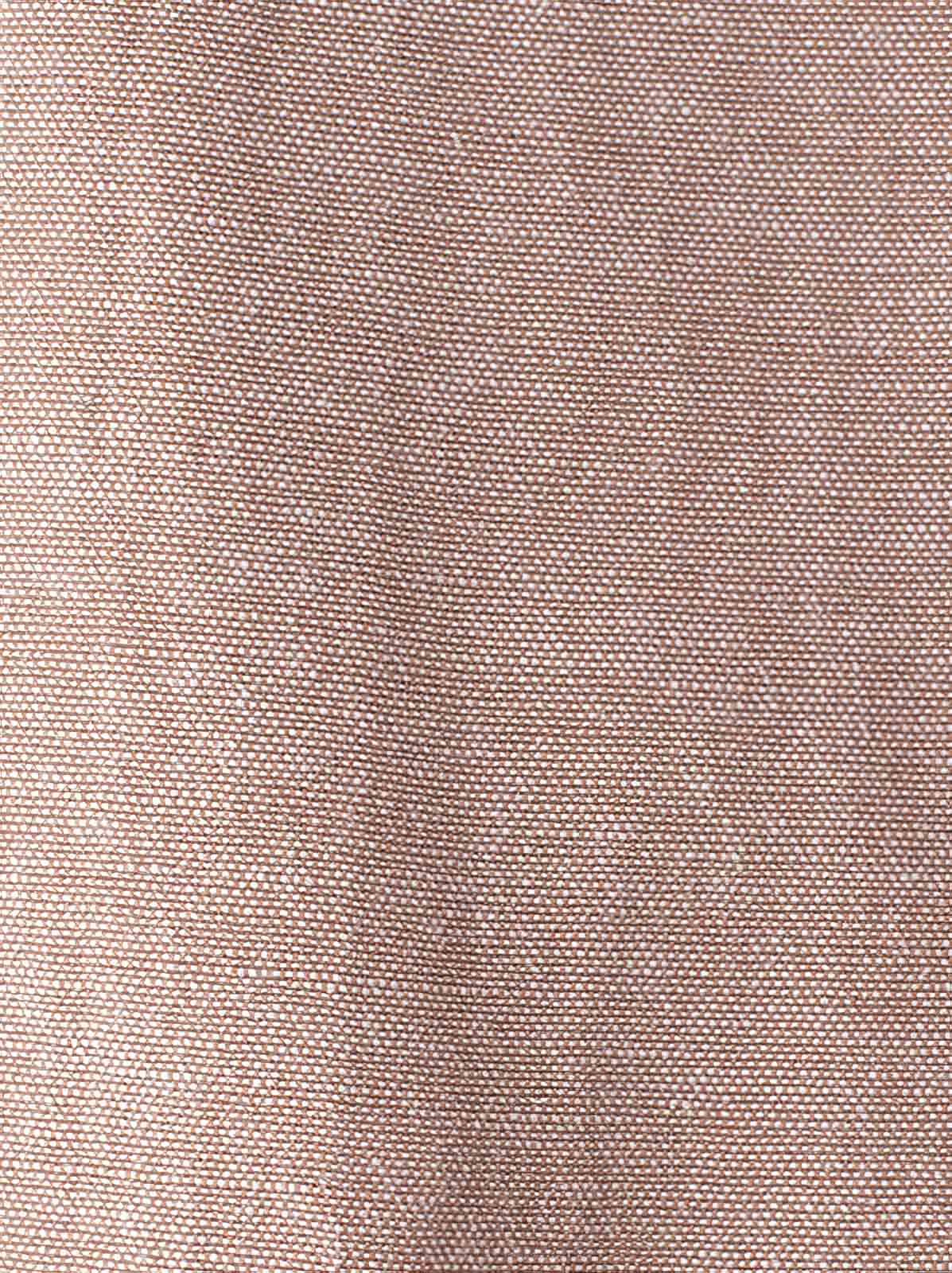 ワンピースのラウンドネックとハイウエストデザインのクローズアップ