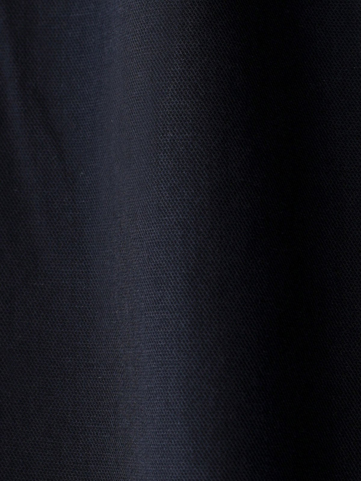 クロップドニットトップスのクルーネックとボタンディテールのクローズアップ。