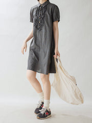 モデル画像: モデルが着用するフレンチクラシックな小花柄コットンシャツドレスの着用効果