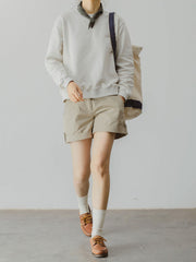 モデルがアメリカンレトロなモランディカラーショートコットンクルーネックスウェットを着用し、カジュアルなスタイリングを披露