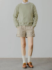 モデルがアメリカンレトロなモランディカラーショートコットンクルーネックスウェットを着用し、カジュアルなスタイリングを披露